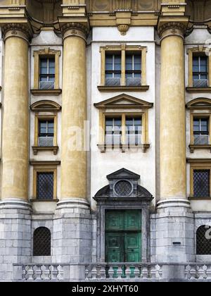 Fassade der Ursulinenkirche der Heiligen Dreifaltigkeit vom Kongressplatz in Ljubljana Slowenien Stockfoto