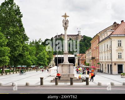 Die Dreifaltigkeitssäule auf dem Kongressplatz mit Schloss Ljubljana auf dem Hügel in der Ferne Ljubljana Slowenien Stockfoto