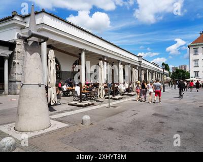 Cafés im Freien in der Kolonnade entlang des Flusses Ljubljanica am Zentralmarkt in Ljubljana Slowenien Stockfoto