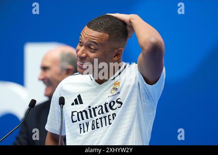 Madrid, Spa In. Juli 2024. Präsentation von Kylian Mbappe im Santiago Bernabeu Stadion am 16. Juli 2024 in Madrid, Spanien. (Foto: Cesar Cebolla/PRESSINPHOTO) Credit: PRESSINPHOTO SPORTS AGENCY/Alamy Live News Stockfoto