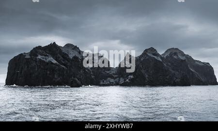 Insel Vestmannaeyjar. Natürliche dunkle Landschaft Islands, Panoramahintergrund mit blauem Farbkorrektur-Filtereffekt Stockfoto