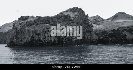 Vestmannaeyjar Island Meerblick, Island. Panoramafoto der nördlichen Landschaft mit blauem Farbkorrekturfilter Stockfoto