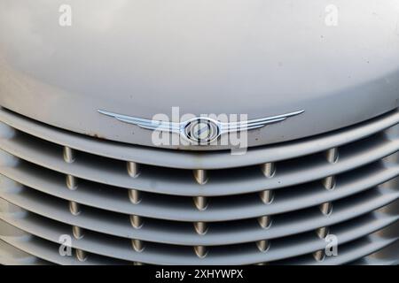 Chrysler-Logo auf silberner Fahrzeugfront Stockfoto