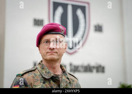 02. Juli 2024, Baden-Württemberg, Calw: Alexander Krone, Kommandeur des Sonderkommandos der Bundeswehr (KSK), spricht mit Journalisten der Deutschen Presseagentur. Foto: Kay Nietfeld/dpa Stockfoto