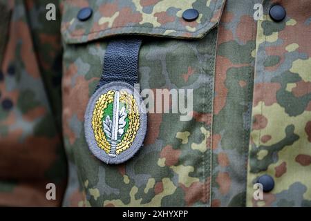 02. Juli 2024, Baden-Württemberg, Calw: Das Wappen des Sondereinsatzkommandos der Bundeswehr (KSK) ist während der Eingangsprüfung zu sehen. Bewerber müssen sowohl sportliche als auch kognitive Tests bestehen. Die Ausbildung zum Kommandosoldat dauert zwei Jahre nach dem erfolgreichen Auswahlverfahren. Foto: Kay Nietfeld/dpa Stockfoto