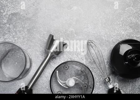 Stabmixer-Kit auf grauem Tisch, flach gelegt Stockfoto