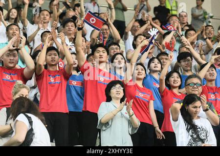 Moskau, Russland. Juli 2024. Nordkoreanische Fans sahen während der Freundschaftsspiele zwischen Russland und der DVRK im Moskvich-Stadion jubeln. Endstand; Russland 0:0 Nordkorea. Quelle: SOPA Images Limited/Alamy Live News Stockfoto