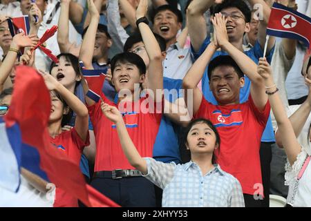 Moskau, Russland. Juli 2024. Nordkoreanische Fans sahen während der Freundschaftsspiele zwischen Russland und der DVRK im Moskvich-Stadion jubeln. Endstand; Russland 0:0 Nordkorea. Quelle: SOPA Images Limited/Alamy Live News Stockfoto