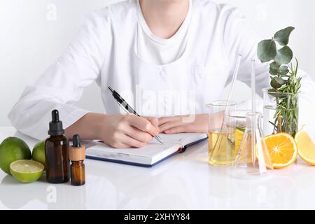 Aromatherapeutikum. Wissenschaftler, der ätherische Öle am weißen Tisch im Labor entwickelt, Nahaufnahme Stockfoto