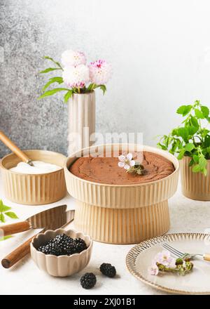 Köstlicher hausgemachter Kuchen aus dunkler Schokolade in einer Keramikform. Süßes Food-Konzept. Selektiver Fokus. Kopierbereich. Stockfoto