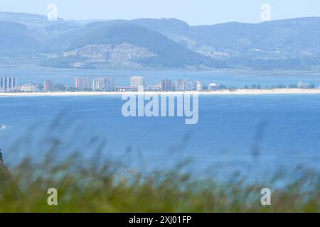 Panoramablick auf die Bucht von Santoña und Puntal de Laredo Stockfoto