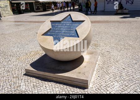 Das jüdische Denkmal von Lissabon befindet sich an der Ecke des Rossio-Platzes mit der Sao Domingos-Kirche Stockfoto