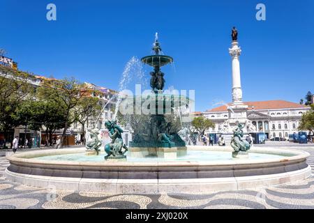 Lissabon, Portugal - 1. Juli 2022: Rossio-Platz mit dem Südbrunnen und der Säule von Pedro IV Stockfoto