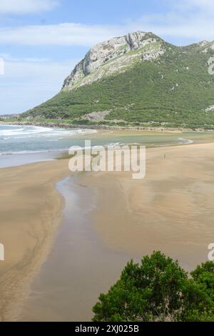 Panoramablick auf Peña Islares vom Strand Oriñon Stockfoto