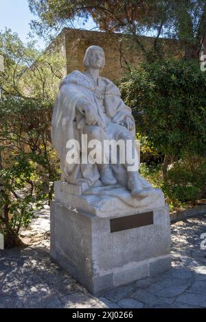 Eine Statue des Königs Manuel I. von Portugal (Portugiesisch: Dom Manuel I 'O Venturoso') von Maximiano Alves (1888–1954) in der Burg St. George in Lissabon Stockfoto