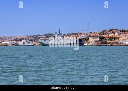 Das amphibische Sturmschiff Mistral und eine universelle Tarnfregatte Courbet der französischen Marine legten im Hafen von Lissabon an Stockfoto