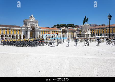 Commerce Square mit Fahrrädern vor der World Bike Tour am 2. Juli 2022, Lissabon Stockfoto