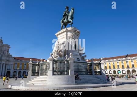 Lissabon, Portugal - 1. Juli 2022: Eine Reiterstatue von König José I. von Portugal auf dem Handelsplatz Stockfoto