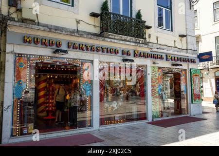 Lissabon, Portugal - 3. Juli 2022: Ein Laden fantastische Welt portugiesischer Sardinen (Portugiesisch: Mundo Fantastico da Sardinha Portuguesa) auf dem Rossio-Platz Stockfoto