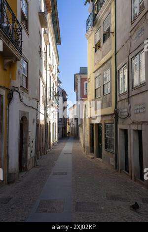 Rua Joaquim António de Aguiar, eine enge Straße im historischen Zentrum von Coimbra, Portugal Stockfoto