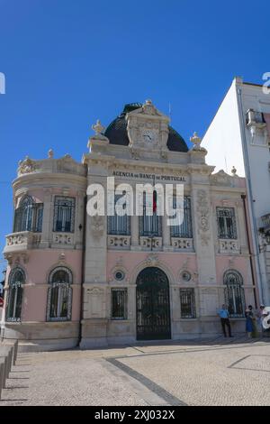 Coimbra, Portugal - 4. Juli 2022: Die Banco de Portugal-Niederlassung am Largo da Portagem Stockfoto