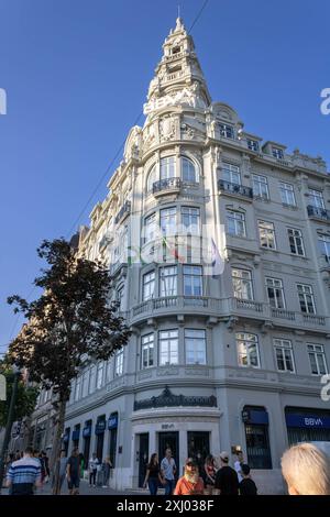 Porto, Portugal - 6. Juli 2022: Eine BBVA-Zweigstelle im historischen Gebäude auf dem Freiheitsplatz (Portugiesisch: Praca da Liberdade) Stockfoto