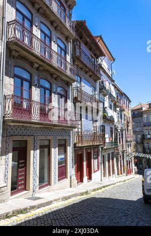 Fassaden von Wohngebäuden auf der Rua das Taipas, dekoriert mit Azulejo, Porto Stockfoto