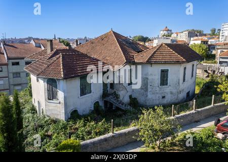 Ein verlassenes, baufälliges Haus im Stadtteil Vila Nova de Gaia von Porto Stockfoto
