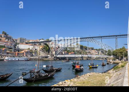 Blick auf den Fluss Douro, die Brücke Luis I und Ribeira von Vila Nova de Gaia, Porto, Portugal Stockfoto