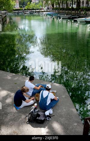 Picknick am Wasser im Park in Annecy in Frankreich Stockfoto