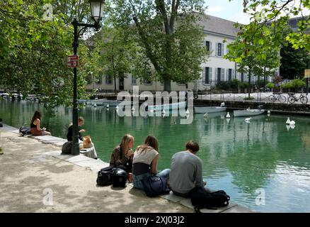 Picknick am Wasser im Park in Annecy in Frankreich Stockfoto