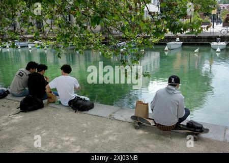 Picknick am Wasser im Park in Annecy in Frankreich Stockfoto