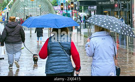 Glasgow, Schottland, Großbritannien. 16. Juli 2024: UK Weather: Regen sah Touristen und Einheimische im Stadtzentrum nach ihren Regenschirmen in den Duschen tauchen und eine Prognose für mehr. Credit Gerard Ferry/Alamy Live News Stockfoto