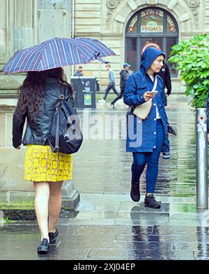 Glasgow, Schottland, Großbritannien. 16. Juli 2024: UK Weather: Regen sah Touristen und Einheimische im Stadtzentrum nach ihren Regenschirmen in den Duschen tauchen und eine Prognose für mehr. Credit Gerard Ferry/Alamy Live News Stockfoto