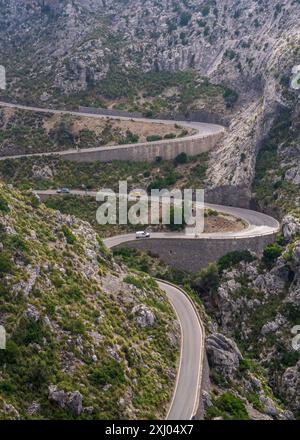 Wolken auf der berühmten gewundenen Straße in Sa Calobra auf Mallorca, Spanien. Gefährliche Straße in den Wolken abbiegen Fahren Sie um die Insel. Stockfoto