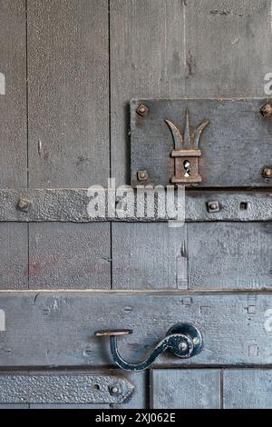 Alte Holztür mit antikem Griff und Schlüsselloch in einer alten, mittelalterlichen Burg. Kriepstein, Deutschland, Sachsen Stockfoto