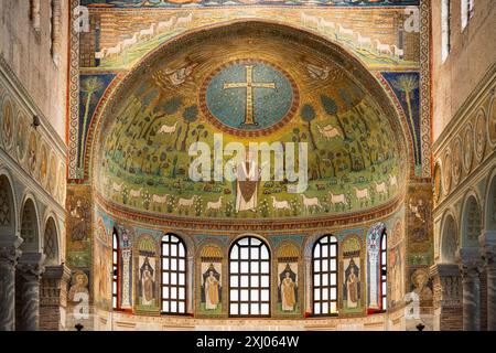 Buntes religiöses Mosaik zur Dekoration der Kuppeldecke in der Basilika in Ravenna Stockfoto