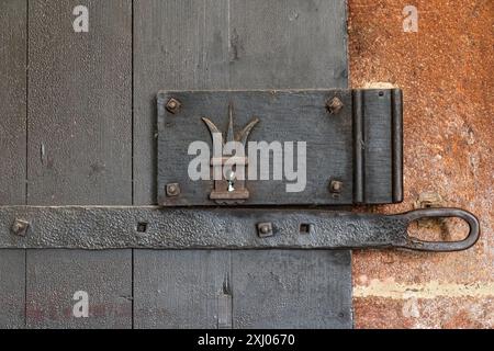 Alte Holztür mit antikem Griff und Schlüsselloch in einer alten, mittelalterlichen Burg. Kriepstein, Deutschland, Sachsen Stockfoto