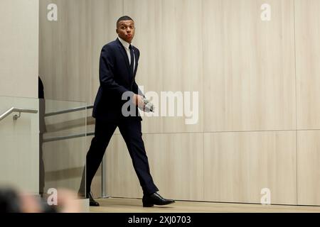 Der neue Real Madrid Spieler Kylian Mbappe, der ein Modell des Stadions trug, das er während eines Besuchs als Kind mitbrachte, bevor er eine Pressekonferenz im Santiago Bernabeu Stadion in Madrid, Spanien, besuchte. Bilddatum: Dienstag, 16. Juli 2024. Stockfoto