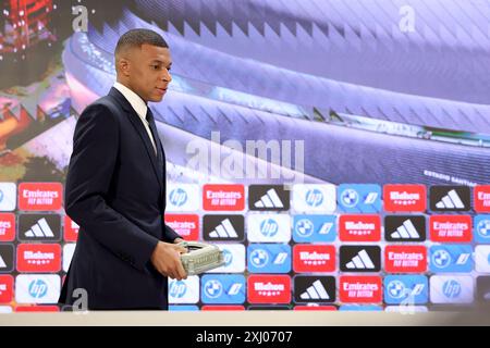 Der neue Real Madrid Spieler Kylian Mbappe, der ein Modell des Stadions trug, das er während eines Besuchs als Kind mitbrachte, bevor er eine Pressekonferenz im Santiago Bernabeu Stadion in Madrid, Spanien, besuchte. Bilddatum: Dienstag, 16. Juli 2024. Stockfoto