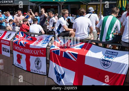 14.07.2024, Berlin, Deutschland, Europa - Fans der englischen Fussballnationalmannschaft treffen sich auf dem Breitscheidplatz vor dem Europa-Center in Berlin-Charlottenburg und feiern vor dem Finale gegen Spanien waehrend der Fussball-Europameisterschaft UEFA EURO 2024. *** 14 07 2024, Berlin, Deutschland, Europa-Fans der englischen Fußballnationalmannschaft treffen sich auf dem Breitscheidplatz vor dem Europa Center in Berlin Charlottenburg und feiern vor dem Finale gegen Spanien während der Fußball-Europameisterschaft UEFA EURO 2024 Stockfoto