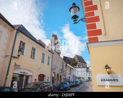 Perchtoldsdorf, Österreich - 22. JULI 2023. Historische Altstadt mit befestigtem Turm, erbaut im 15. Und 16. Jahrhundert. Stadt Perchtoldsdorf, Landkreis Moedling, Niederösterreich. Stockfoto