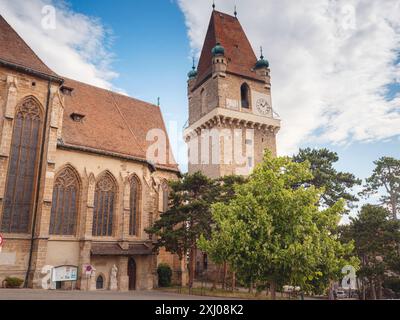 Perchtoldsdorf, Österreich - 22. JULI 2023. Details zur Pfarrkirche hl. Katholische Augustinus-Kirche, erbaut im 15. Und 16. Jahrhundert. Stadt Perchtoldsdorf, Landkreis Moedling, Niederösterreich. Stockfoto