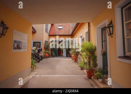 Perchtoldsdorf, Österreich - 22. JULI 2023. Historische Altstadt mit befestigtem Turm, erbaut im 15. Und 16. Jahrhundert. Stadt Perchtoldsdorf, Landkreis Moedling, Niederösterreich. Stockfoto