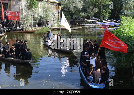 Srinagar, Jammu Und Kaschmir, Indien. Juli 2024. Schiitische muslimische Trauer auf Booten nehmen am neunten Tag der Ashura an einer Muharram-Prozession im Inneren des Dal Lake in Srinagar Teil (Foto: © Basit Zargar/ZUMA Press Wire) NUR REDAKTIONELLE VERWENDUNG! Nicht für kommerzielle ZWECKE! Stockfoto