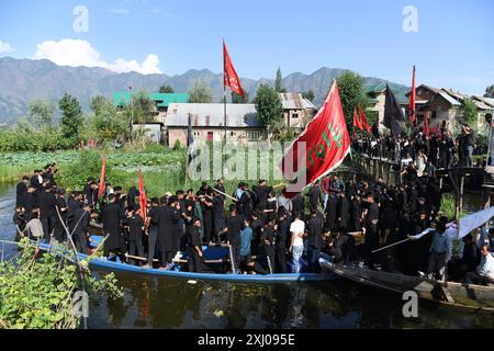 Srinagar, Jammu Und Kaschmir, Indien. Juli 2024. Schiitische muslimische Trauer auf Booten nehmen am neunten Tag der Ashura an einer Muharram-Prozession im Inneren des Dal Lake in Srinagar Teil (Foto: © Basit Zargar/ZUMA Press Wire) NUR REDAKTIONELLE VERWENDUNG! Nicht für kommerzielle ZWECKE! Stockfoto