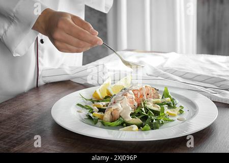 Gourmet-Restaurant mit michelin-Stern Zubereitung köstlicher Gerichte zum Mittag- und Abendessen mit frischem Gemüse, Fleisch- und Fischgerichten. Stockfoto