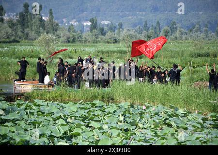 Srinagar, Jammu Und Kaschmir, Indien. Juli 2024. Schiitische muslimische Trauer auf Booten nehmen am neunten Tag der Ashura an einer Muharram-Prozession im Inneren des Dal Lake in Srinagar Teil (Foto: © Basit Zargar/ZUMA Press Wire) NUR REDAKTIONELLE VERWENDUNG! Nicht für kommerzielle ZWECKE! Stockfoto