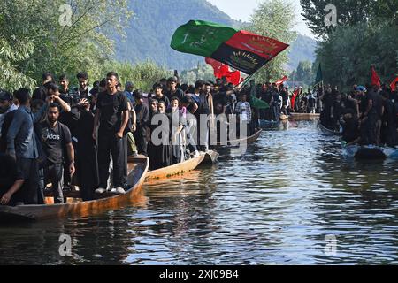 Srinagar, Jammu Und Kaschmir, Indien. Juli 2024. Schiitische muslimische Trauer auf Booten nehmen am neunten Tag der Ashura an einer Muharram-Prozession im Inneren des Dal Lake in Srinagar Teil (Foto: © Basit Zargar/ZUMA Press Wire) NUR REDAKTIONELLE VERWENDUNG! Nicht für kommerzielle ZWECKE! Stockfoto