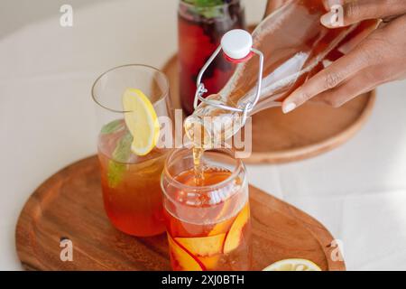 Gourmet-Restaurant mit michelin-Stern Zubereitung köstlicher Gerichte zum Mittag- und Abendessen mit frischem Gemüse, Fleisch- und Fischgerichten. Stockfoto